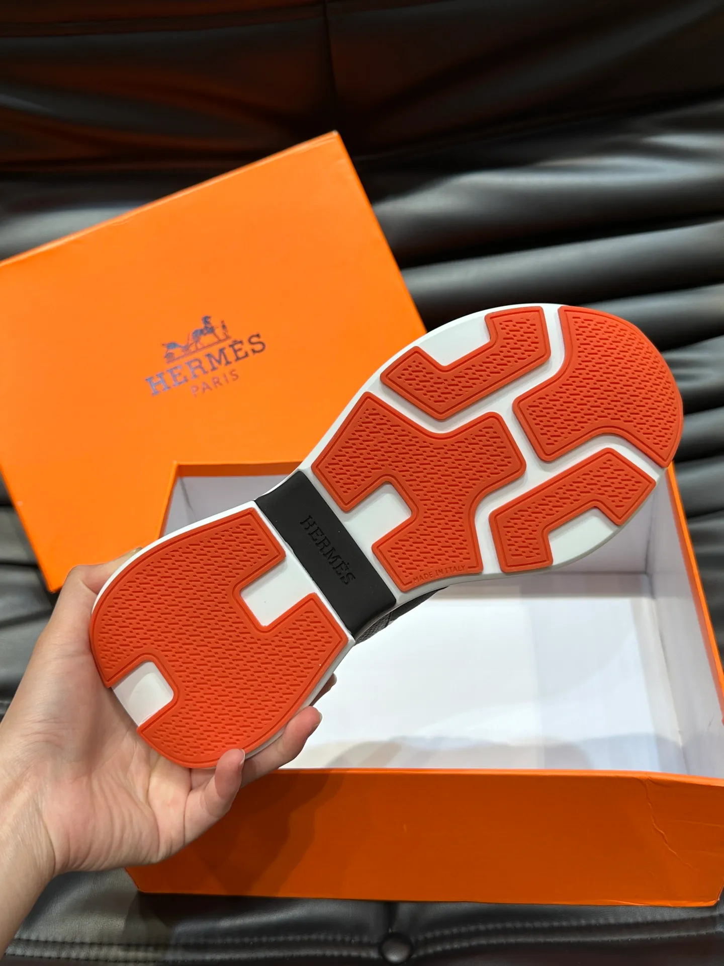 Factory price: 520💰HERMES/Hermes Hugo thick-soled sneakers are casual men's shoes. These sneakers are made of imported first-layer cowhide leather and breathable mesh design. The contrasting color design creates a dynamic and modern shape. The front end of the toe is decorated with natural-color rubber inlays, making it novel and fashionable. The texture is incomparable, with cowhide lining and cowhide foot pads, the upper foot is comfortable and breathable, and the rubber sole is decorated with geometric patterns and iconic "H" details. A very personal one! Size: 39-44 (customized at 38.45)